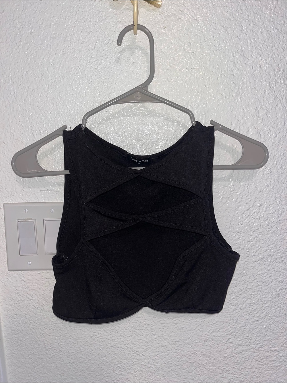 Black Cutout Crop Going Out Top - Solado